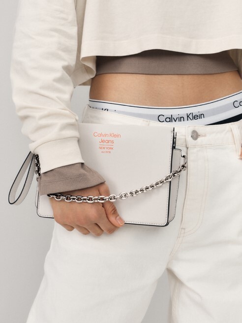 Calvin Klein Jeans Cele mai la modă oferte de la brandul iconic pe care întreaga lume a ajuns să îl iubească