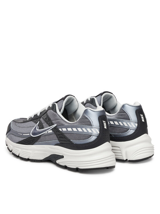 Para sneakerów sportowych pokazana z tyłu pod kątem.