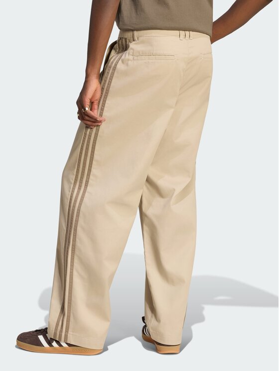 adidas adidas Spodnie materiałowe 3 Stripes Pleated Trousers KE4175 Beżowy Regular Fit
