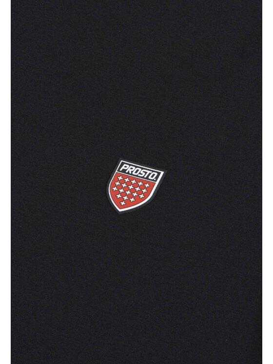 Zbliżenie na małe logo na przodzie koszulki.