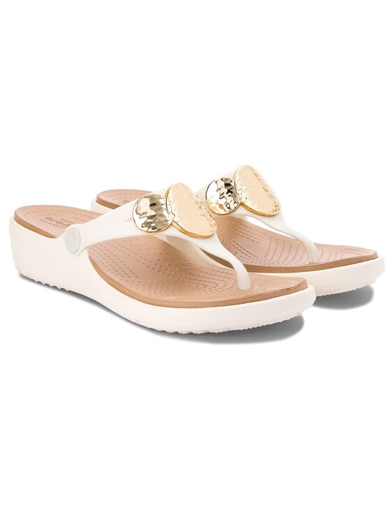 Crocs Crocs Šlepetės per pirštą Sanrah Embellished Wedge Flip 204009 Smėlio