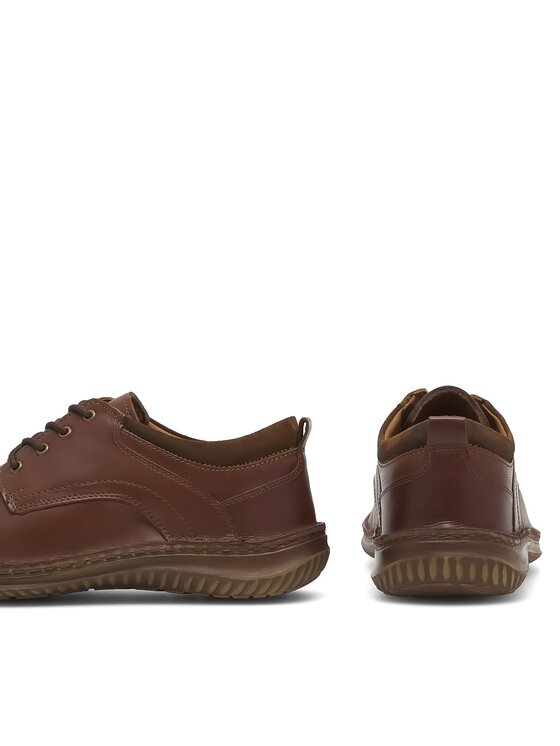 Dwa buty ustawione obok siebie, jeden bokiem, drugi ty?em.