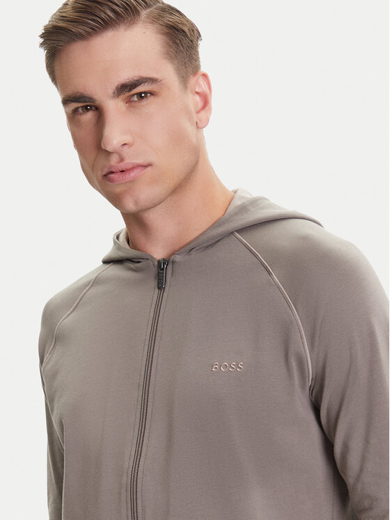 Zbliżenie na górną część bluzy z kapturem na modelu.