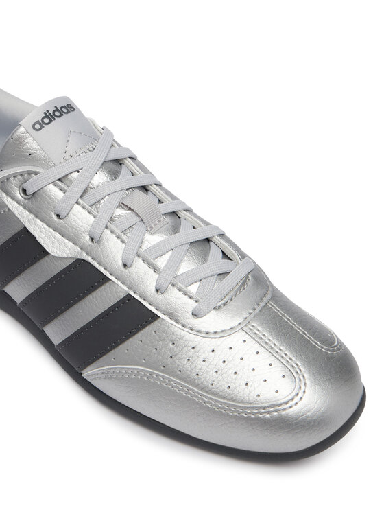 adidas adidas Sneakersy Barreda Lo HQ7384 Strieborná