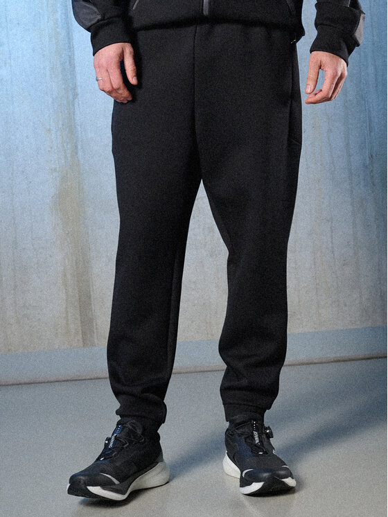 4F 4F Spodnie dresowe IN MOTION Czarny Regular Fit