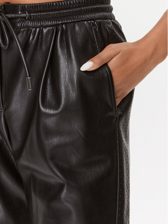 BOSS Boss Hlače od imitacije kože Tareta 50504046 Crna Relaxed Fit