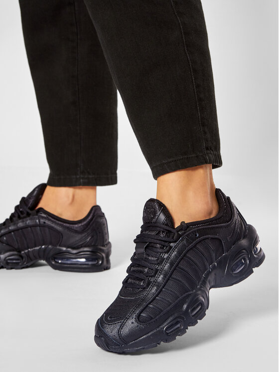 Black clearance nike tailwind