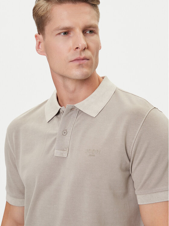 Model w koszulce polo, zbliżenie na górną część sylwetki.
