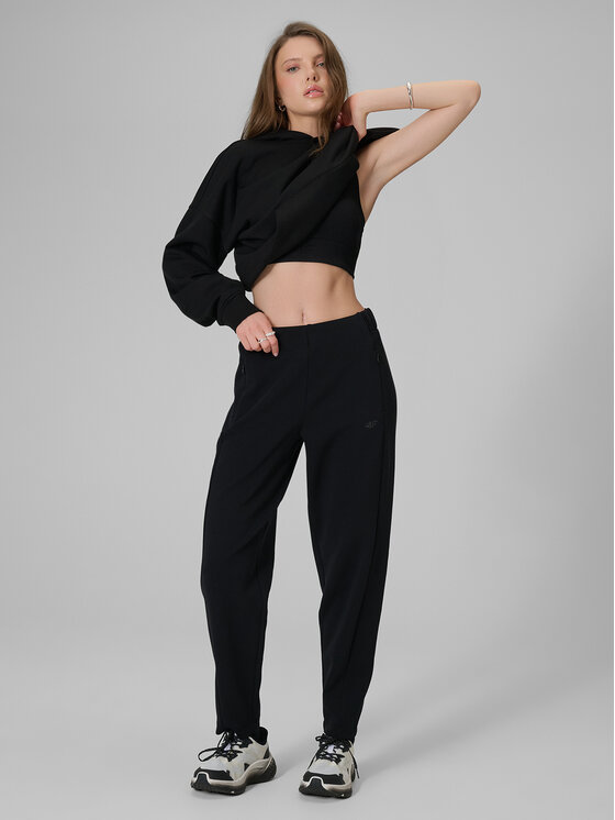 4F 4F Teplákové nohavice ESSENTIAL 3 Čierna Regular Fit