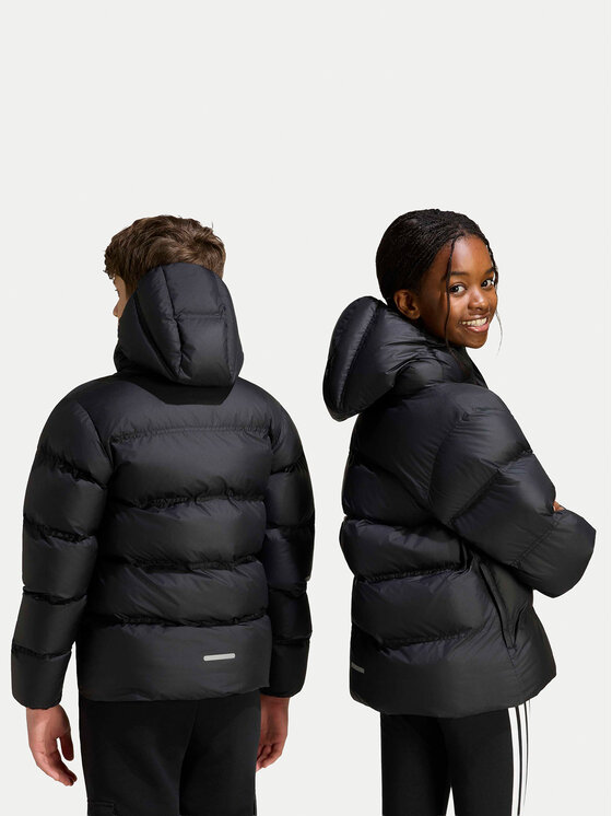 Dwójka modeli w kurtkach pikowanych, pokazany tył sylwetek.