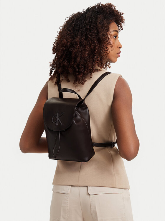 Calvin Klein Calvin Klein Plecak Bold Ck Flap Mini Backpack LV04F3893G Brązowy ciemny