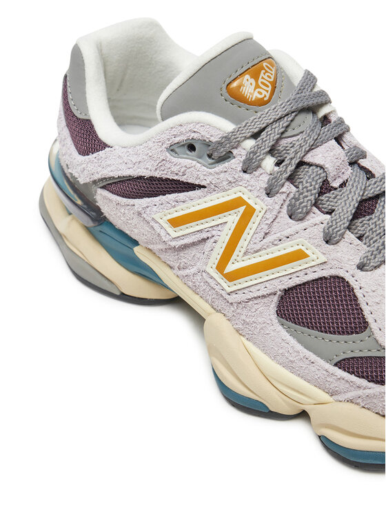 Zbli?enie na górn? cz??? buta sportowego, widoczne sznurowanie i bok cholewki.