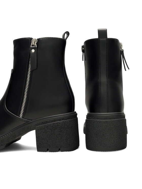 Dwa buty ustawione pionowo, widok na cholewkę i obcasy.