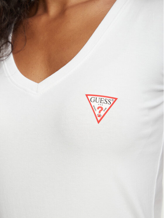 Modelka w T-shircie i szerokich jeansach, ujęcie całej sylwetki z przodu.