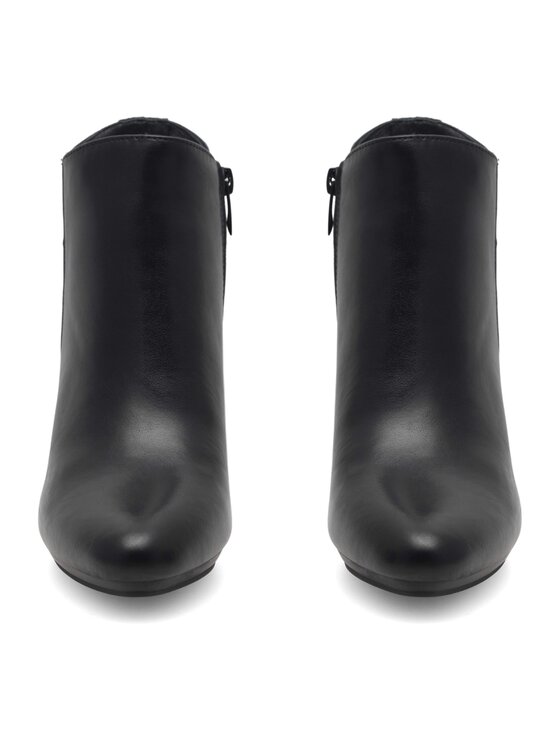 Dwa buty na obcasie ustawione obok siebie, widok od przodu.