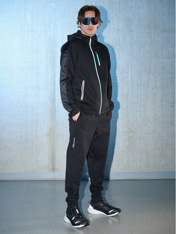 4F 4F Spodnie dresowe IN MOTION Czarny Regular Fit