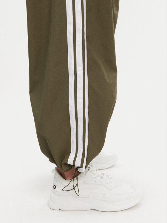 adidas adidas Spodnie dresowe Essentials 3-Stripes JE1308 Zielony Loose Fit