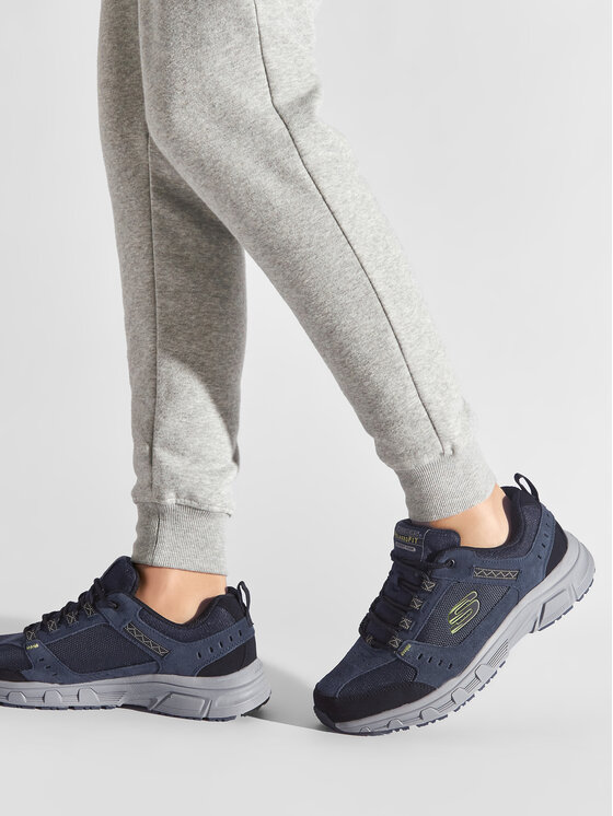 Model prezentuj?cy buty sportowe na stopach, uj?cie nóg z boku.