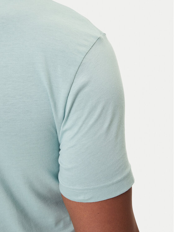 Zbliżenie na rękaw T-shirtu na modelu, widoczny fragment ramienia.