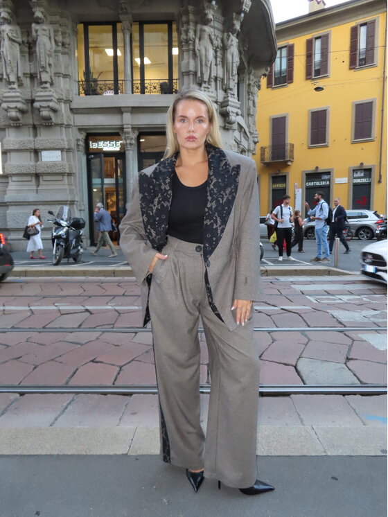 Magda Matyja Magda Matyja Spodnie materiałowe MARGOT TROUSERS Brązowy Loose Fit