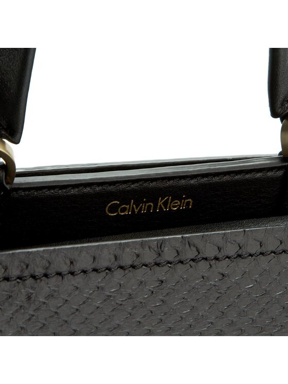 Calvin Klein Sac à main Shari Snake Small Flap Satchel K60K601285 Noir •  
