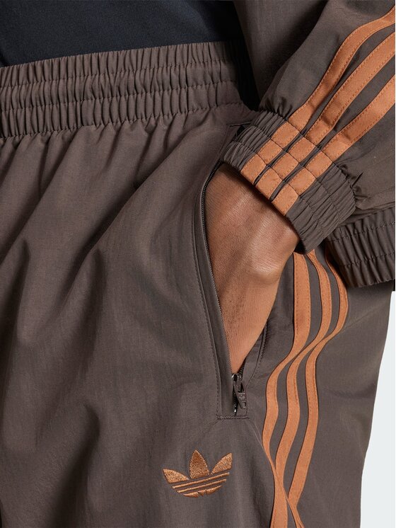 adidas adidas Spodnie materiałowe 159007 Brązowy Regular Fit