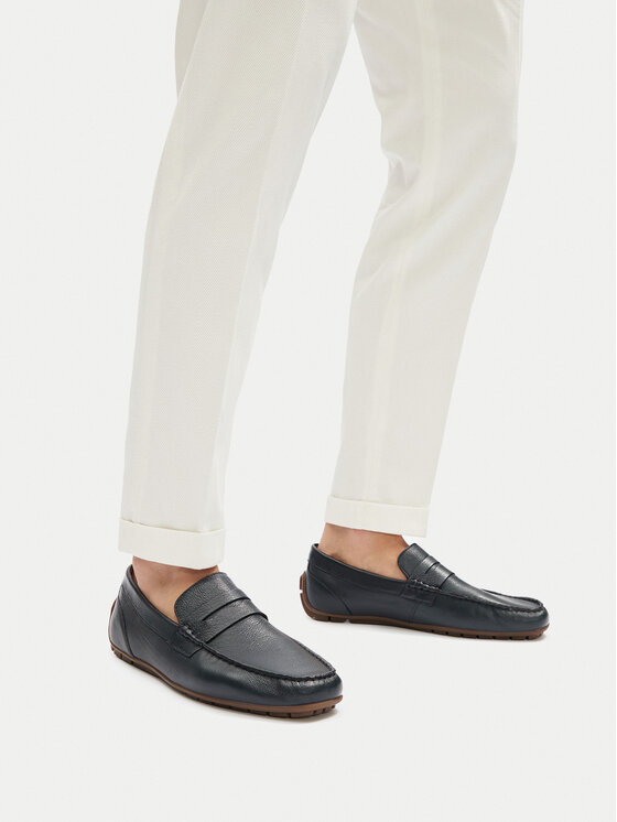 Model prezentuj?cy buty na stopach, uj?cie na doln? cz??? sylwetki.