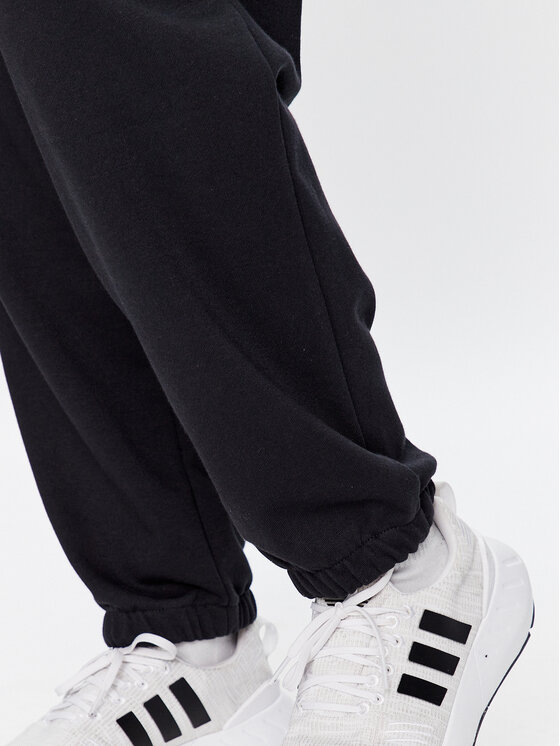 New Balance New Balance Spodnie dresowe WP31530 Czarny Relaxed Fit