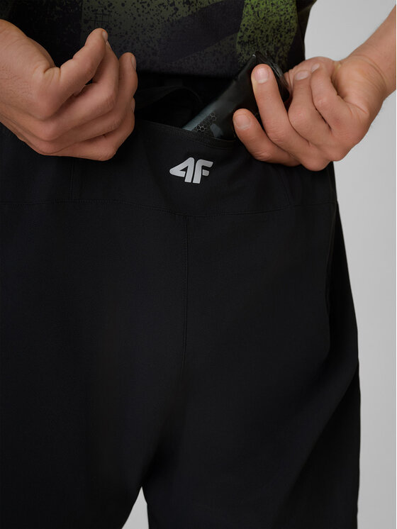 4F 4F Szorty sportowe FLOW MOTION Czarny Regular Fit