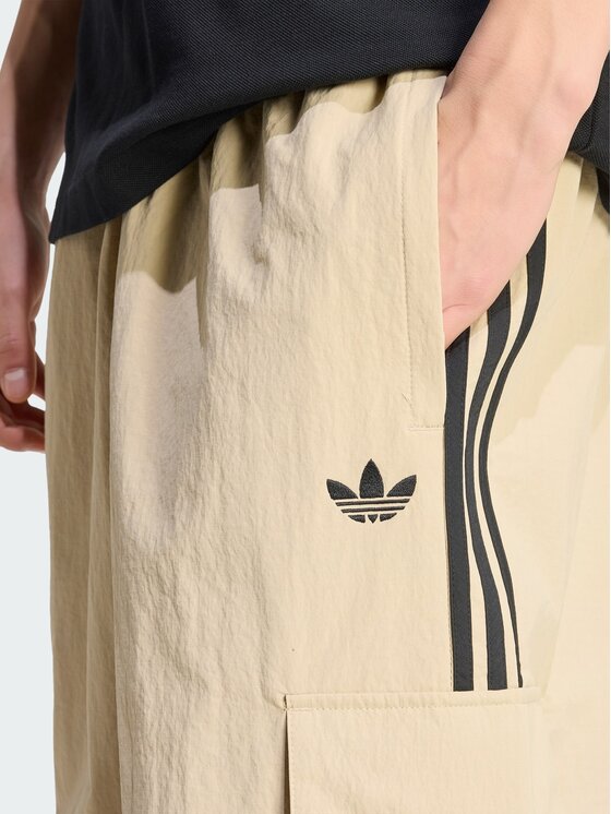 adidas adidas Spodnie cargo Adicolor Classics 3 - Stripes Beżowy Loose Fit
