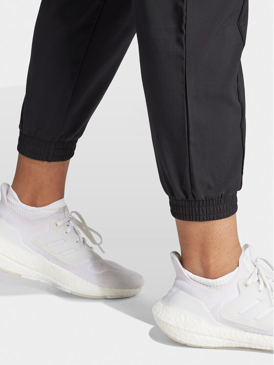 adidas adidas Pantaloni da tuta Train Essentials Minimal IJ5923 Nero Regular Fit