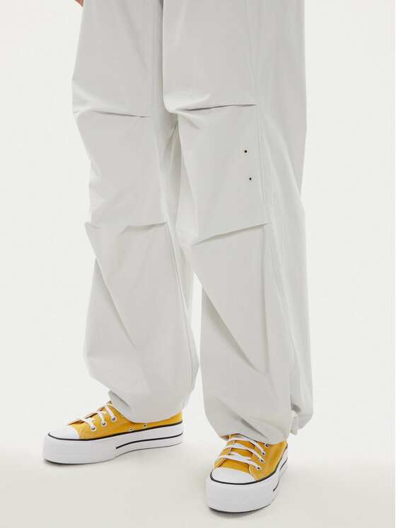 Converse Converse Spodnie materiałowe W Parachute Pant 10026399-A02 Biały Loose Fit