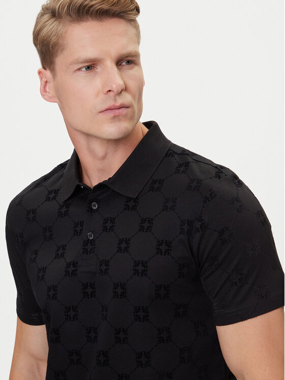 Model w koszulce polo, ujęcie górnej części sylwetki z przodu.