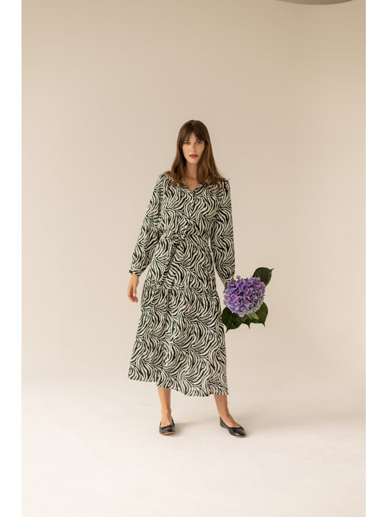 Entelier Entelier Sukienka koszulowa koszulowa maxi Czarny Comfortable Fit