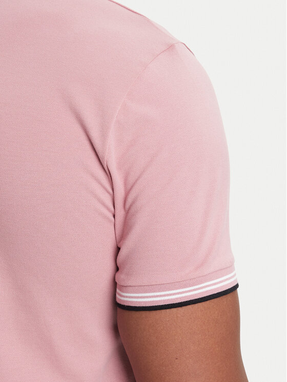 Zbliżenie na górną część rękawa koszulki polo na modelu.
