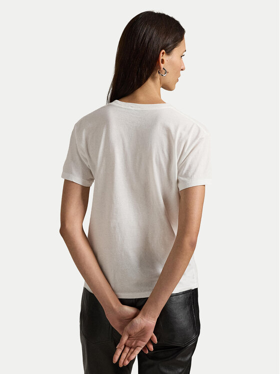 Modelka w T-shircie, widok pleców, ręce splecione z tyłu.
