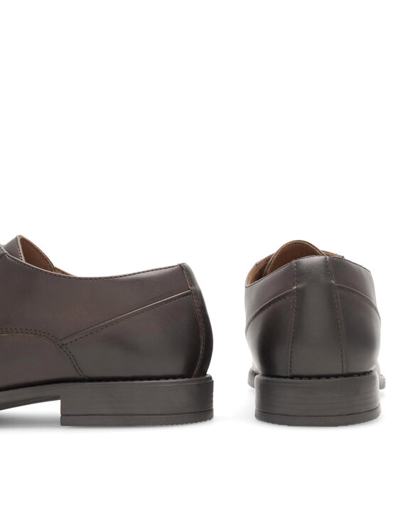 Dwa buty ustawione pi?tami do góry, widok fragmentu cholewek.
