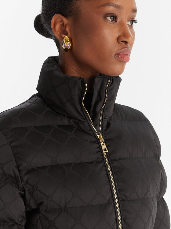 Zbliżenie na górną część płaszcza z wysoką stójką na modelce.