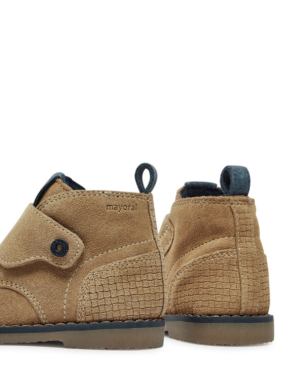 Dwa dziecięce buty ustawione w rzędzie, widok na boczne części cholewek.