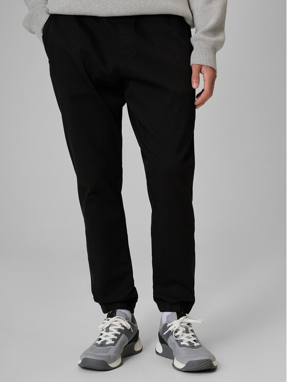 4F 4F Joggery BRAND CODE Czarny Regular Fit