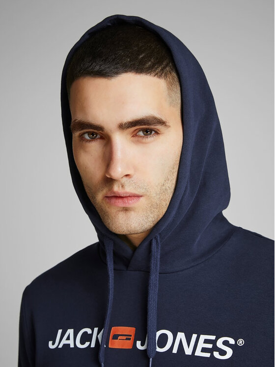 Zbliżenie na twarz modela w założonym kapturze bluzy.