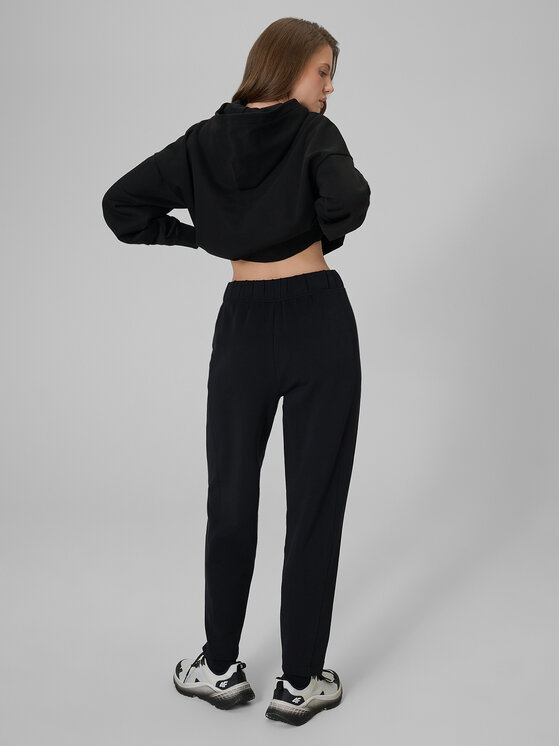 4F 4F Teplákové nohavice ESSENTIAL 3 Čierna Regular Fit