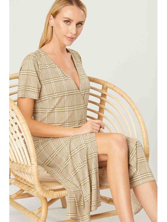 QUIOSQUE QUIOSQUE Každodenné šaty COOL CHECK DRESS Béžová Regular Fit