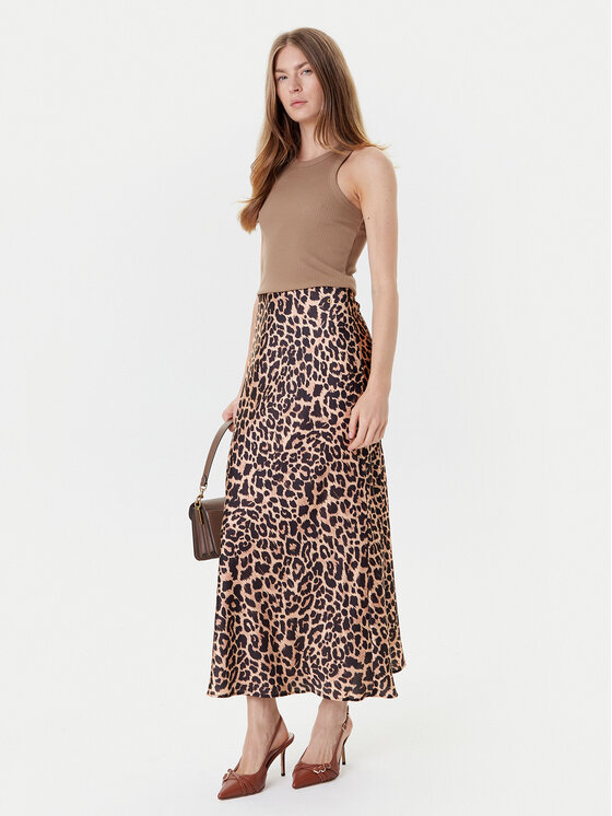 Modelka prezentująca spódnicę, widok na całą sylwetkę pod kątem.