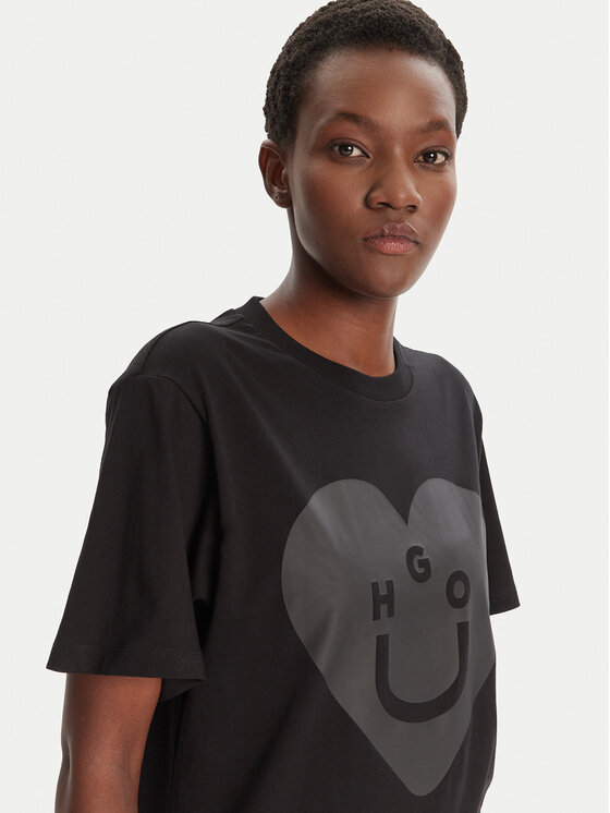Zbliżenie na górną część sylwetki modelki w T-shircie z nadrukiem.