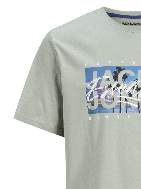 T-shirt widziany pod kątem, ujęcie na górną część koszulki.