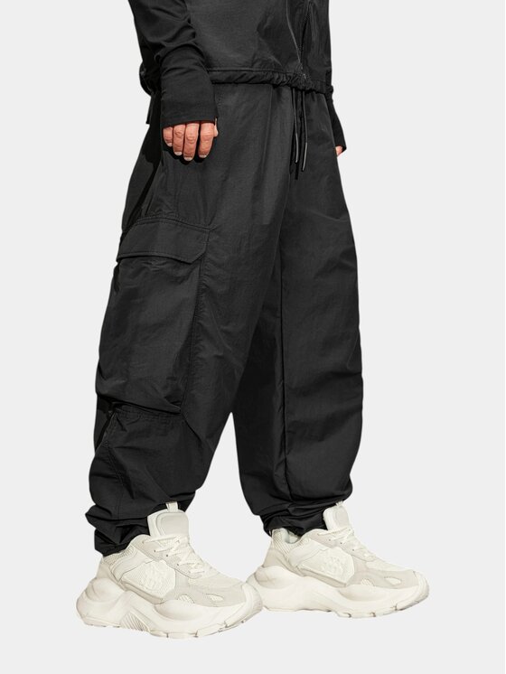 MADE BY SOCIETY MADE BY SOCIETY Spodnie materiałowe BURDEN - P17811 Czarny Basic Fit