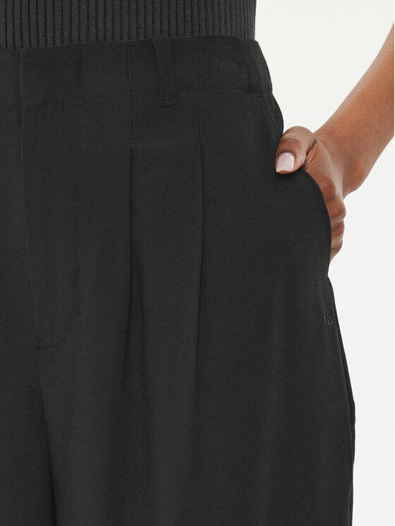 Calvin Klein Jeans Calvin Klein Jeans Hlače iz tkanine J20J223917 Črna Relaxed Fit