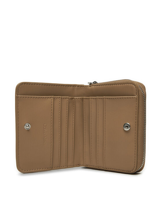Calvin Klein Calvin Klein Малък дамски портфейл Ck Must Medium Zip Around_Mono K60K612825 Кафяв