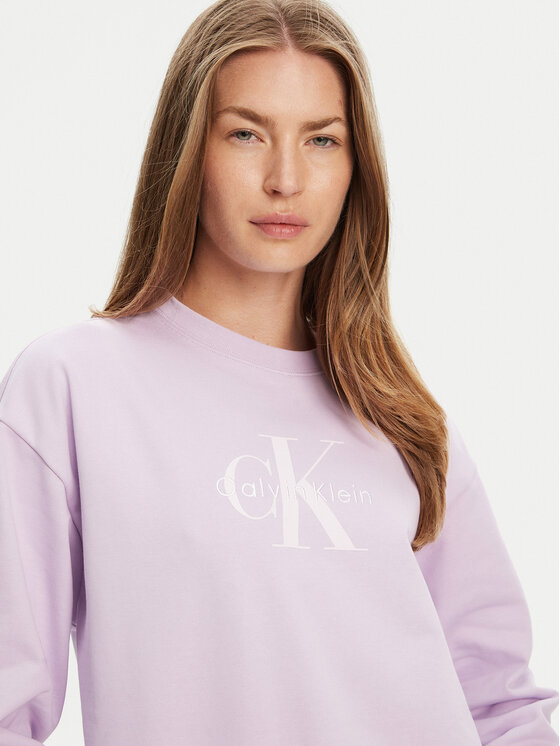 Zbliżenie na górną część bluzy na modelce, widoczna twarz.